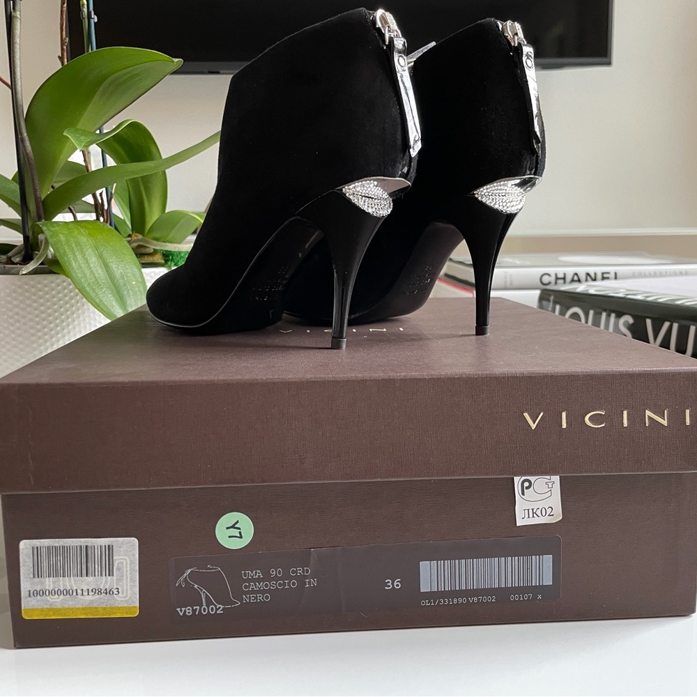 NWT Vicini Suede Ankle Boots Made in Italy Size 6
